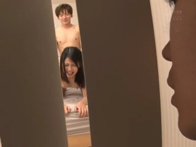 Thanh niên đang vụng trộm với chị gần nhà thì anh chồng về...