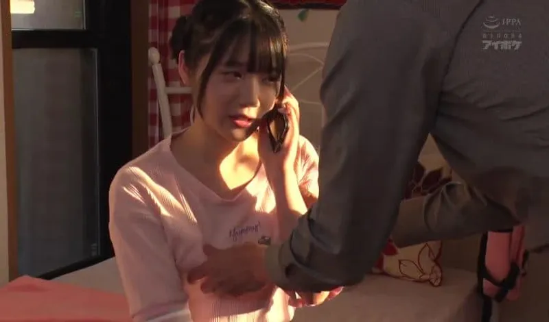 Bố dượng phát hiện nàng nhỏ riêng của bà xã là diễn viên jav