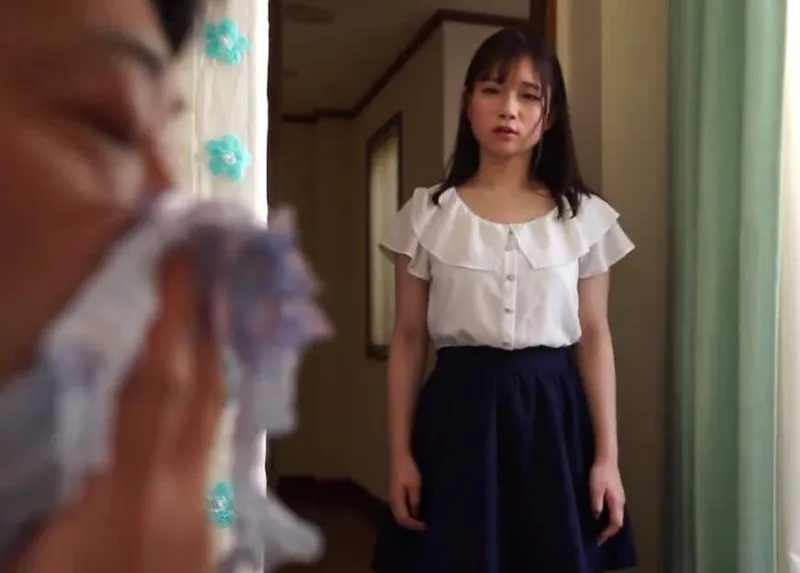 Con cưng phát hiện bố dượng biến thái ngửi đồ lót của mình